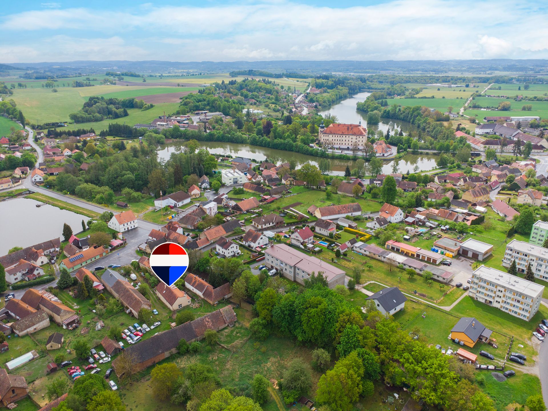 Dvougenerační rodinný dům se stodolou v obci Lnáře
