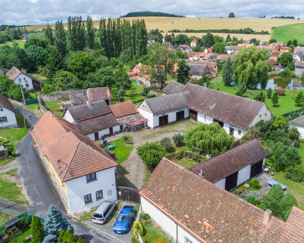 Usedlost v malebné obci Kozárovice 5.999.000,- Kč